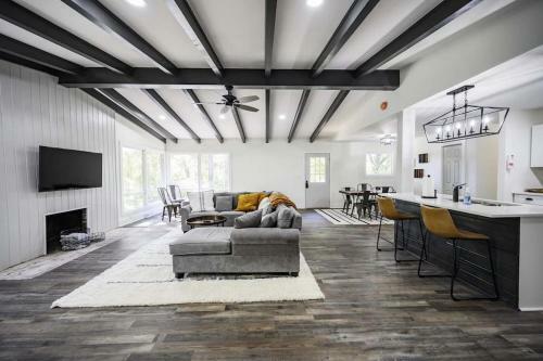 Gorgeous Renovated Home With Open Floor Plan And Large Lot