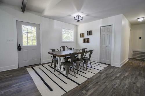 Gorgeous Renovated Home With Open Floor Plan And Large Lot