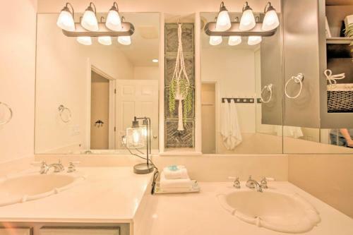 Lovely Hawkins Home With Patio And Hangar Garage!