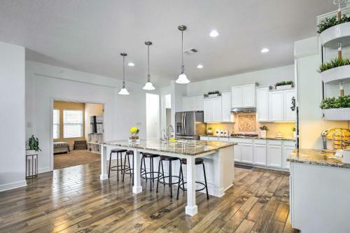 Suburban San Antonio Home With Covered Patio!