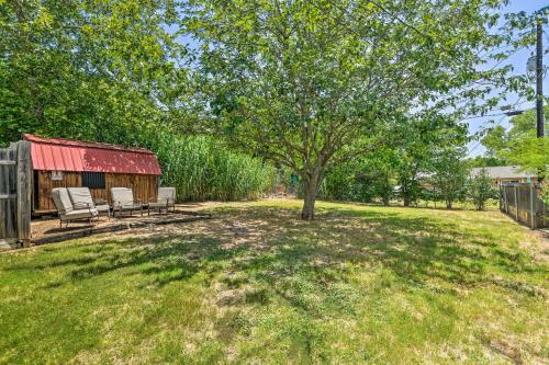 Cozy Granbury Retreat With Yard - Walk To Lake!