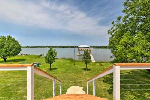 Chic Lakeside Retreat With Dock On Brazos River