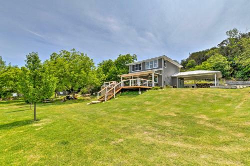 Chic Lakeside Retreat With Dock On Brazos River