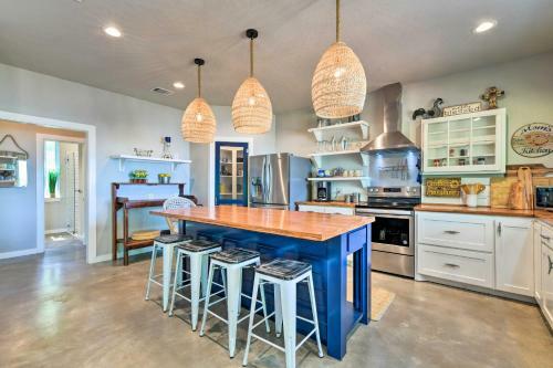Chic Lakeside Retreat With Dock On Brazos River