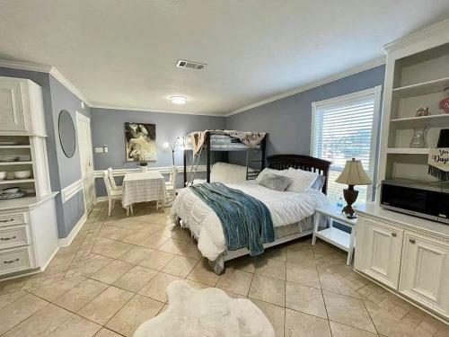 Beautiful Traditional Home*modern Updates*guest Suite B