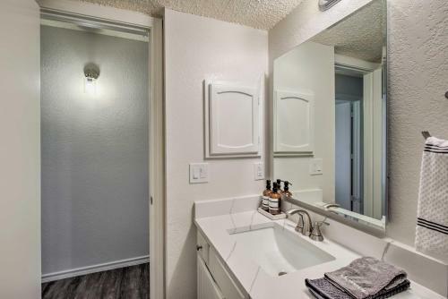 Cozy Irving Home With Fully Fenced Backyard!