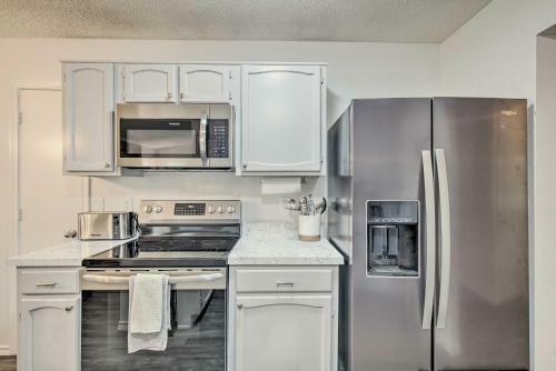 Cozy Irving Home With Fully Fenced Backyard!
