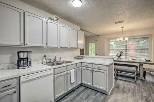 Cozy Irving Home With Fully Fenced Backyard!