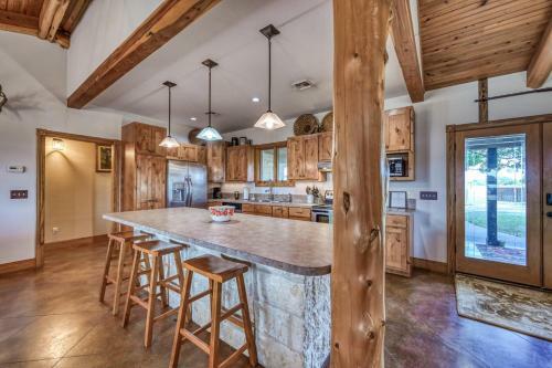 Charming Country Home With Hot Tub & Fire Pit!
