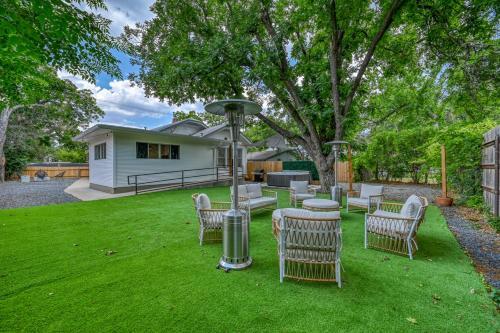 Super Cute Haus - Hot Tub-fire Pit-2 Blks To Main!
