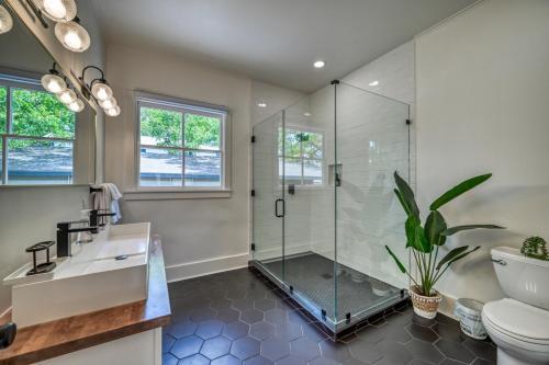 Super Cute Haus - Hot Tub-fire Pit-2 Blks To Main!