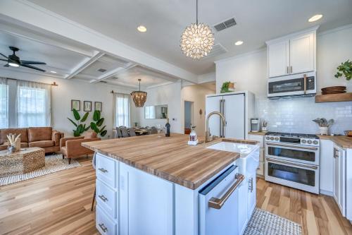 Super Cute Haus - Hot Tub-fire Pit-2 Blks To Main!