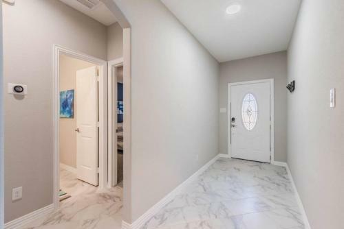 Modern 4 Br Near Downtown, Zoo