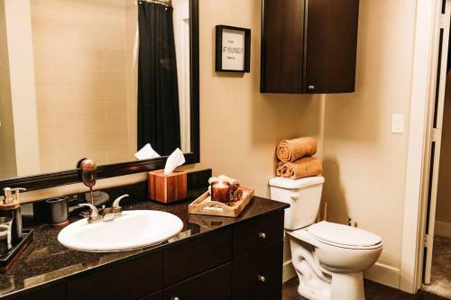 Apartamento Speakeasy And Come In. Designer Space W/ King Bed