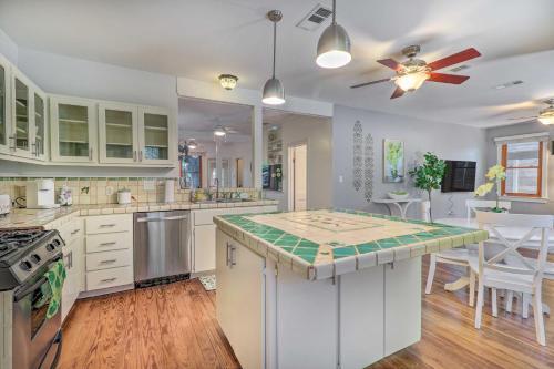 Central And Cozy Austin Abode About 2 Mi To Dtwn!