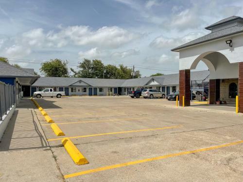 Hotel Deluxe Inn & Suites