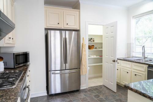 River Oaks, Elegant & Bright, Family Oriented, Spacious