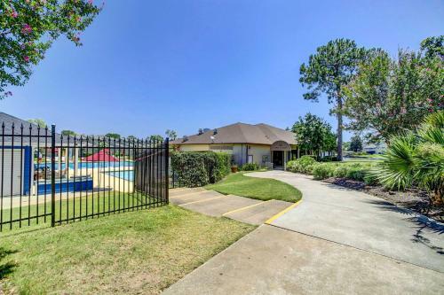 Amazing Waterfront Townhome With Patio And Grill!