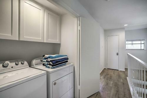 Amazing Waterfront Townhome With Patio And Grill!