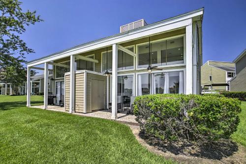 Amazing Waterfront Townhome With Patio And Grill!
