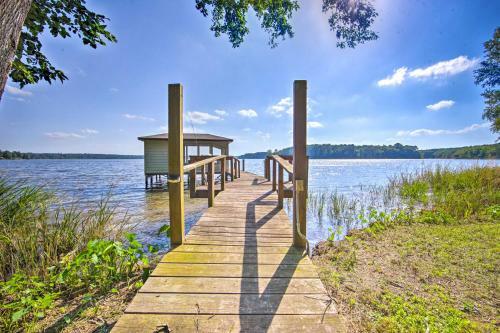 Lakefront Hidden Pines Cottage With Boathouse