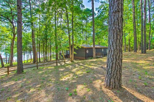 Lakefront Hidden Pines Cottage With Boathouse