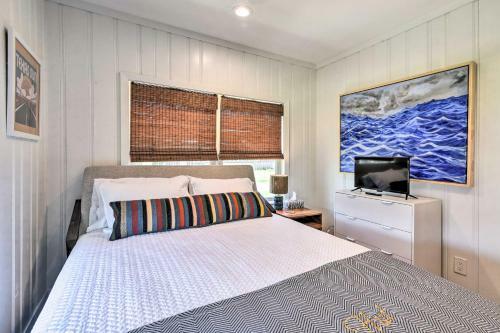 Breezy Surfside Beach Home With Deck And Grill!