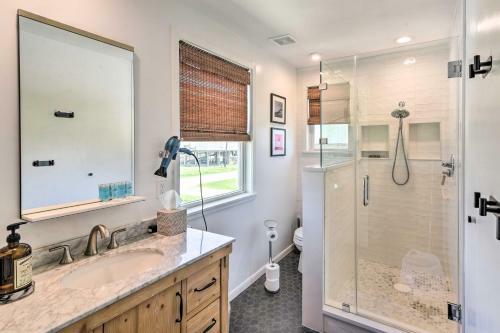 Breezy Surfside Beach Home With Deck And Grill!