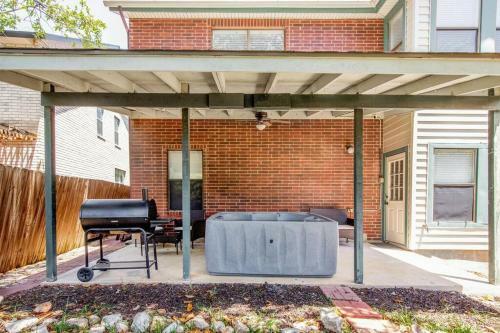 5 Bedrooms W/ Hot Tub, Chefs Kitchen, Game Lounge