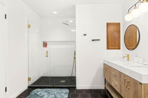 5 Bedrooms W/ Hot Tub, Chefs Kitchen, Game Lounge