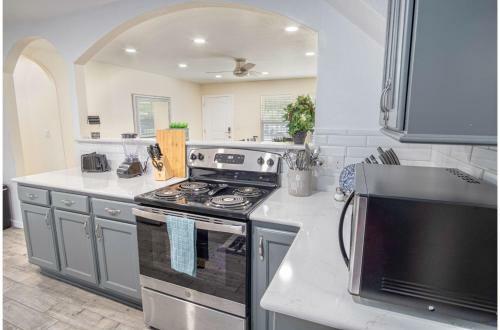Splendid Gated 4 Br 2 Ba Home Near Downtown