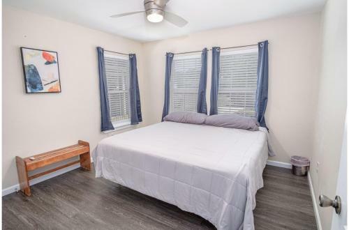 Splendid Gated 4 Br 2 Ba Home Near Downtown