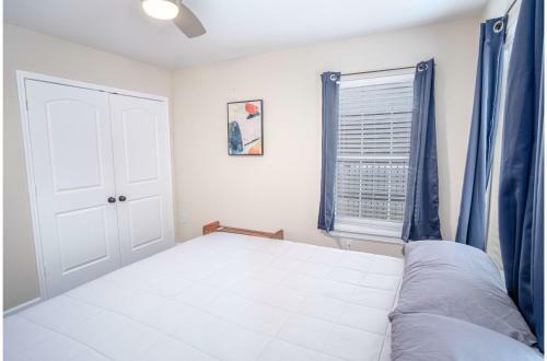 Splendid Gated 4 Br 2 Ba Home Near Downtown