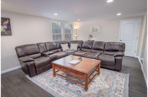 Splendid Gated 4 Br 2 Ba Home Near Downtown