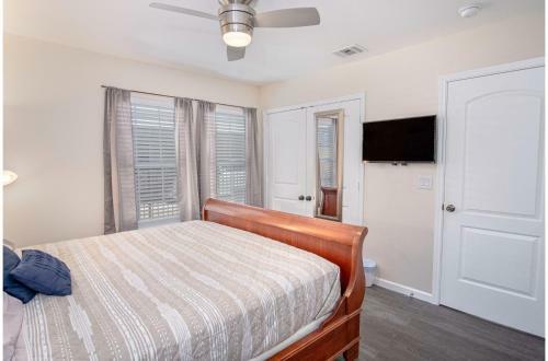 Splendid Gated 4 Br 2 Ba Home Near Downtown