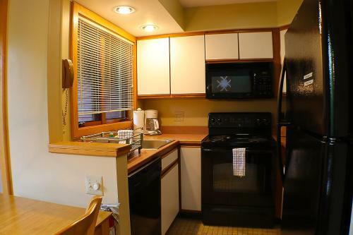 Cozy Two Bedroom Two Bathroom Condo J11