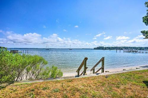 Bayside Deltaville Retreat With Beach And Grill!