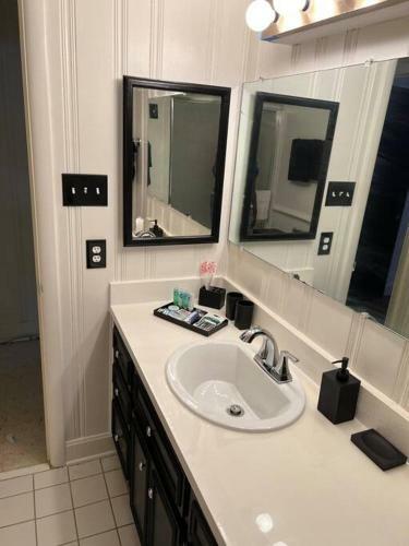 Apartamento Spacious 1 Bedroom Home Away From Home!