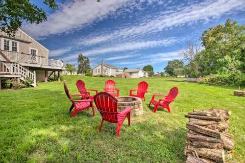 Vibrant Cottage With Private Hot Tub, Fire Pit!