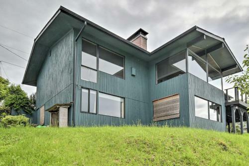 Bright And Airy Home With Sweeping View And Hot Tub