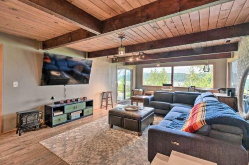 Bright And Airy Home With Sweeping View And Hot Tub