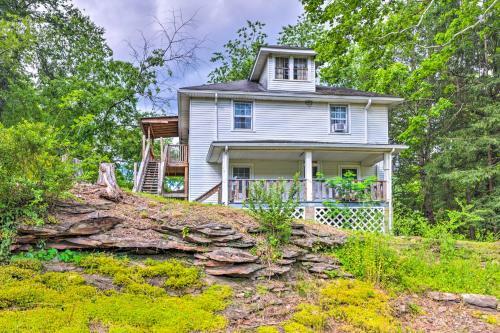 Sun-dappled Fayetteville Home With Fire Pit!