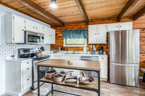 Loft Cabin With Deck Creek Pond Fire Pit Wifi