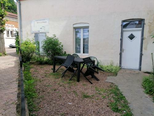 Apartamento Studio Avec Terrasse Amenagee Et Wifi A Neris Les Bains C