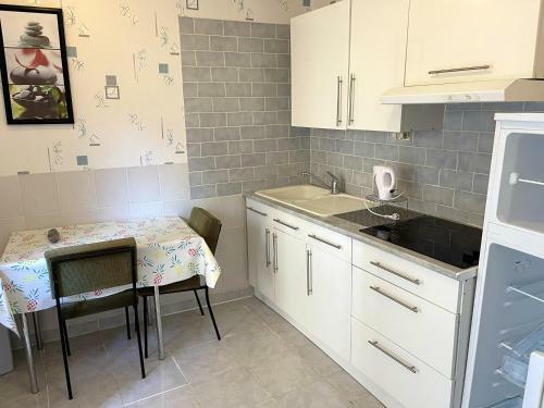 Apartamento Studio Avec Terrasse Amenagee Et Wifi A Neris Les Bains C