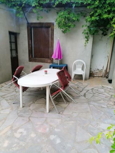 Apartamento Studio Avec Terrasse Amenagee Et Wifi A Neris Les Bains C
