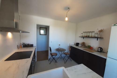 Spacious Apartment 7min From The City!