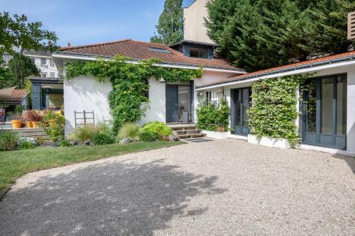 Maison De Ville Au Calme Et Son Jardin Fleuri