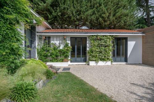 Maison De Ville Au Calme Et Son Jardin Fleuri