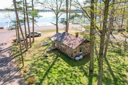 Convenient Cabin With Access To 3 Boat Docks!